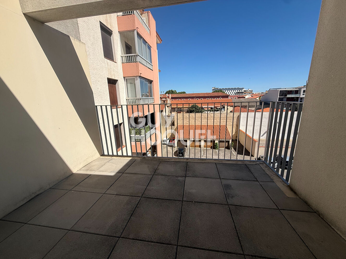 Quartier La Gare, idéal investisseur F2 dernier étage avec terrasse et parking