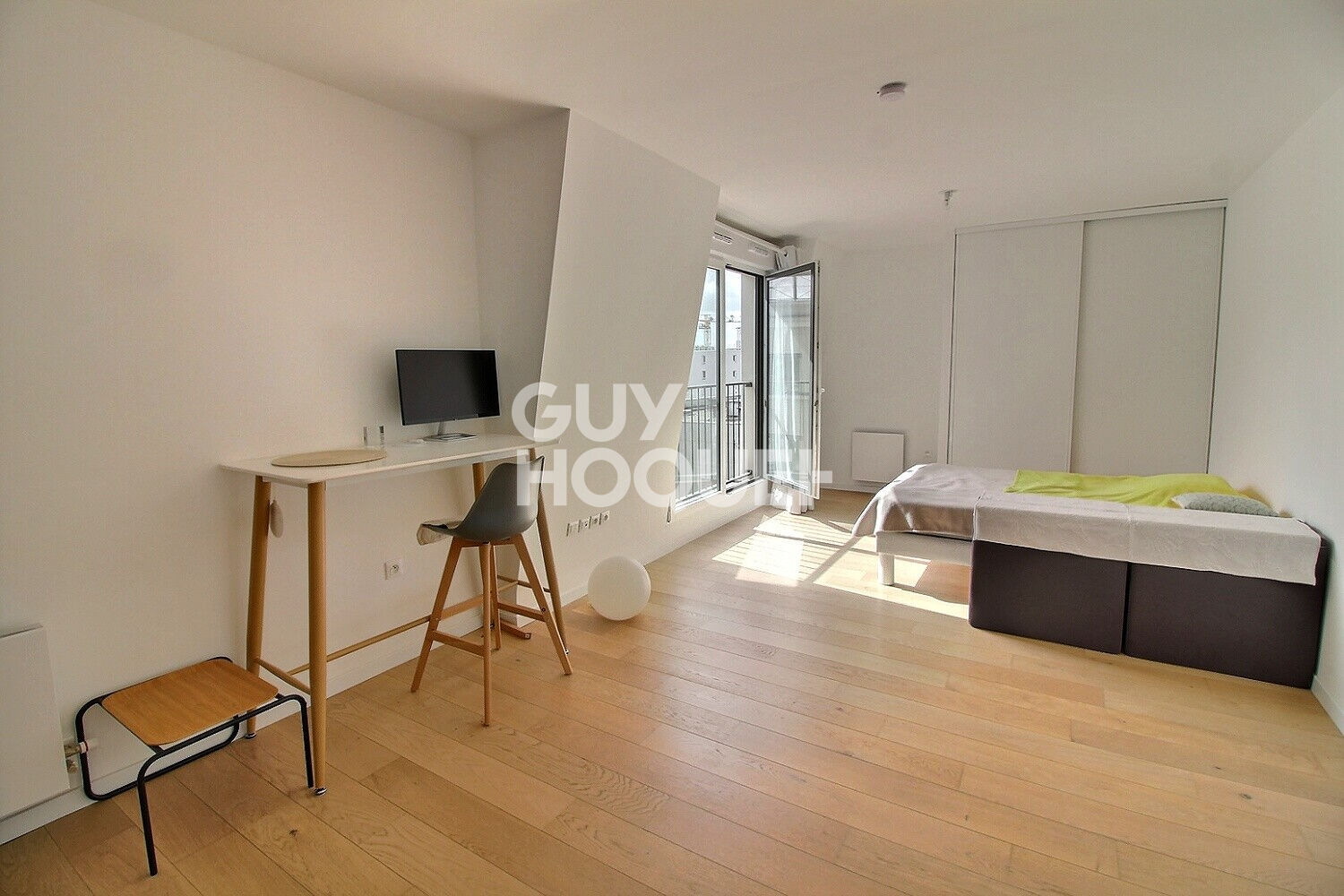 Appartement T1 en Dernier Étage à Puteaux - Grand Standing, Calme et Lumineux