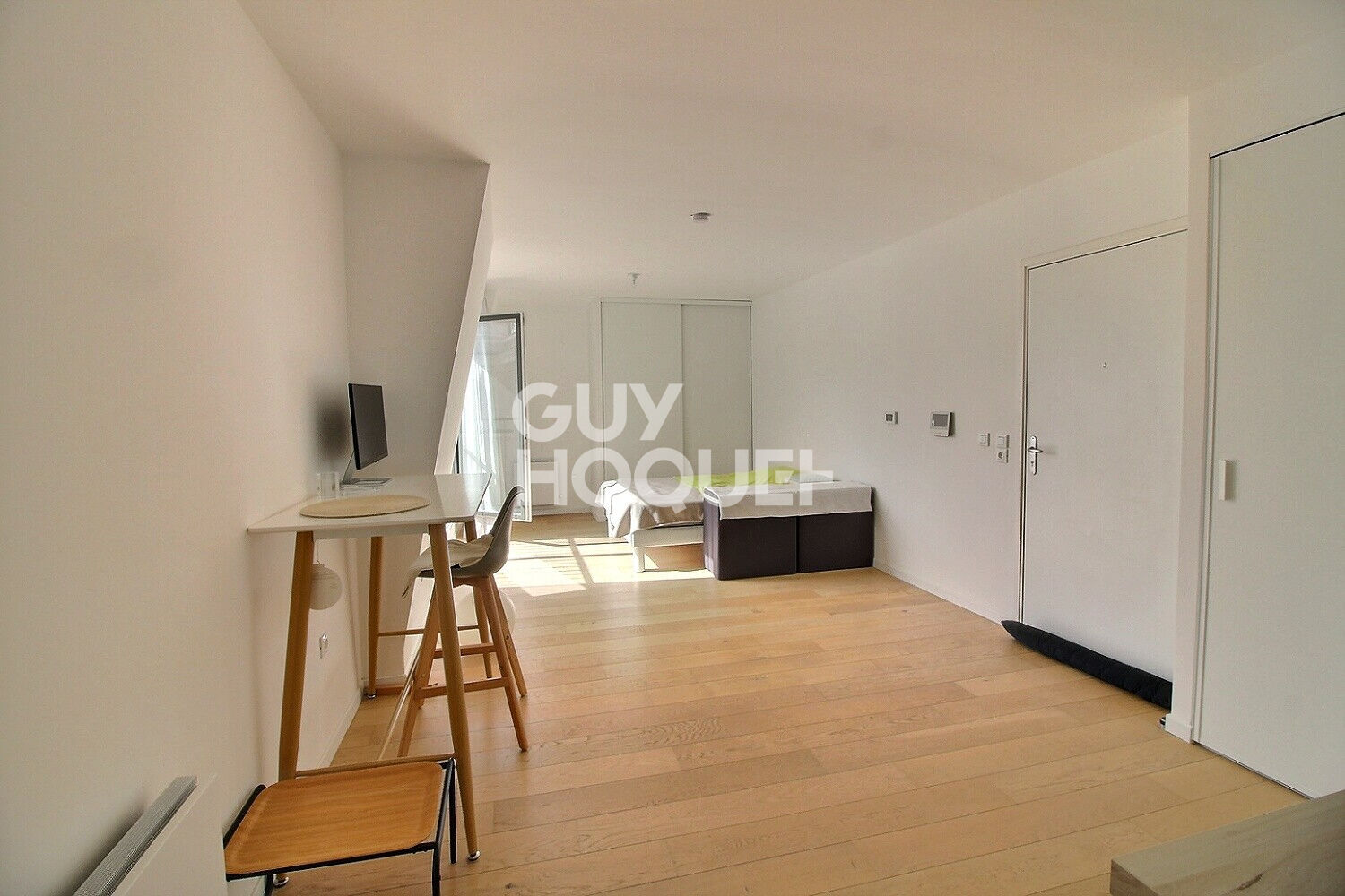 Appartement T1 en Dernier Étage à Puteaux - Grand Standing, Calme et Lumineux