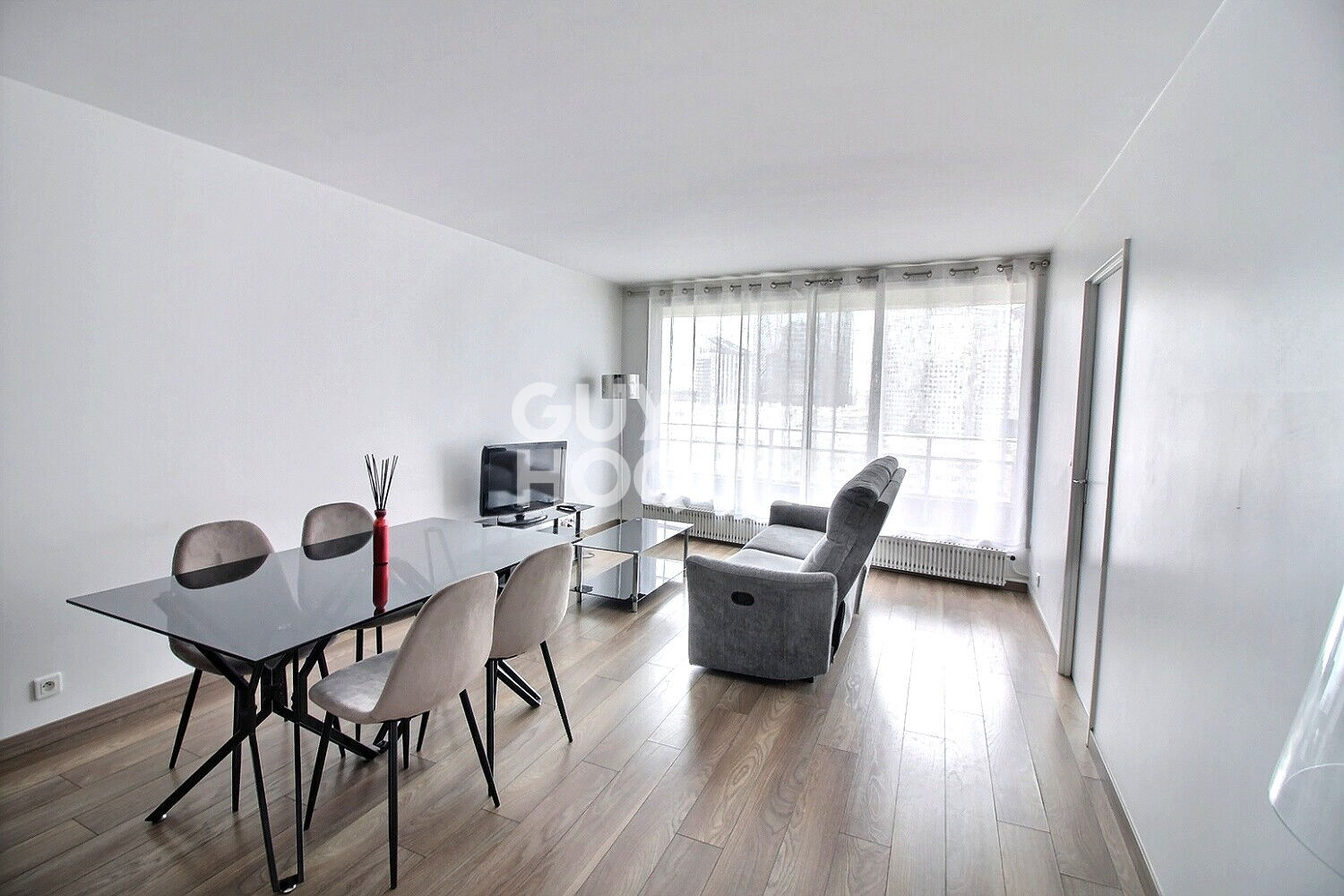 À vendre TOUR EVE : Appartement 2 pièces avec vue imprenable sur Puteaux ? vendu meublé