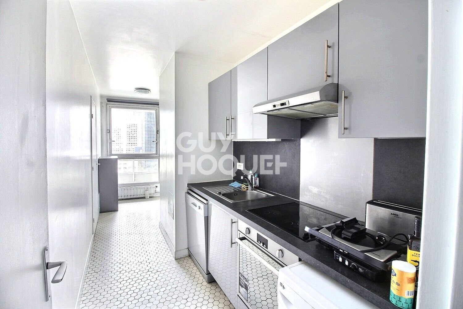 À vendre TOUR EVE : Appartement 2 pièces avec vue imprenable sur Puteaux ? vendu meublé
