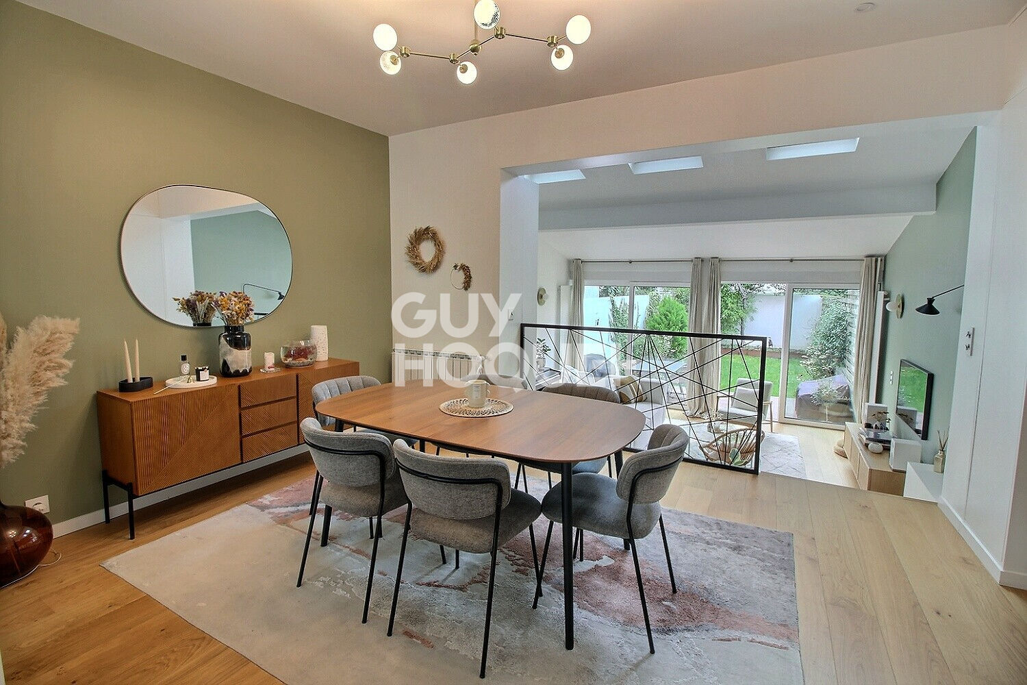 Maison d'Exception à Vendre à Puteaux - 6 Pièces, 4 Chambres, 1 350 000 