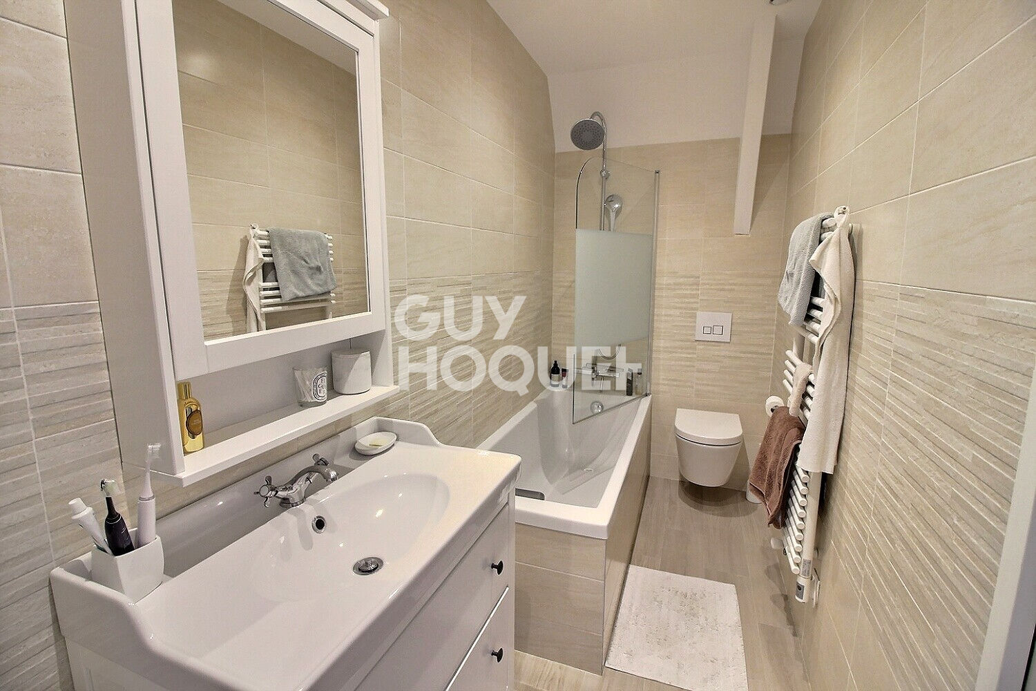 Maison d'Exception à Vendre à Puteaux - 6 Pièces, 4 Chambres, 1 350 000 