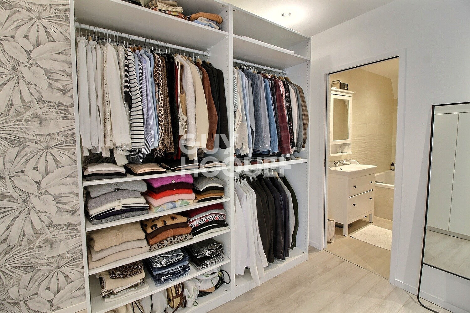 Maison d'Exception à Vendre à Puteaux - 6 Pièces, 4 Chambres, 1 350 000 