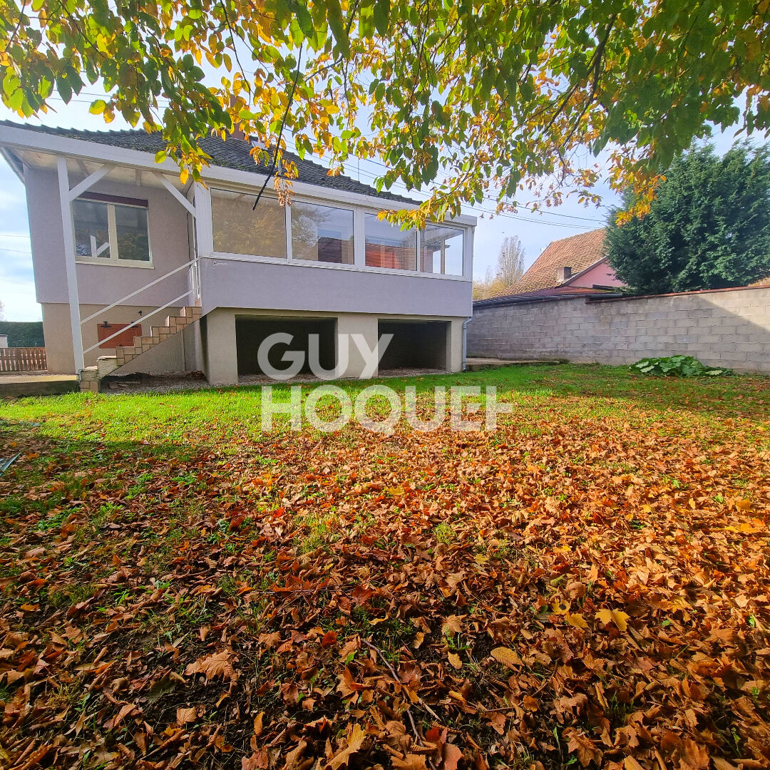 Maison de plain-pied sur-élevée par un sous-sol 125 m² sur 4,66 ares de terrain.