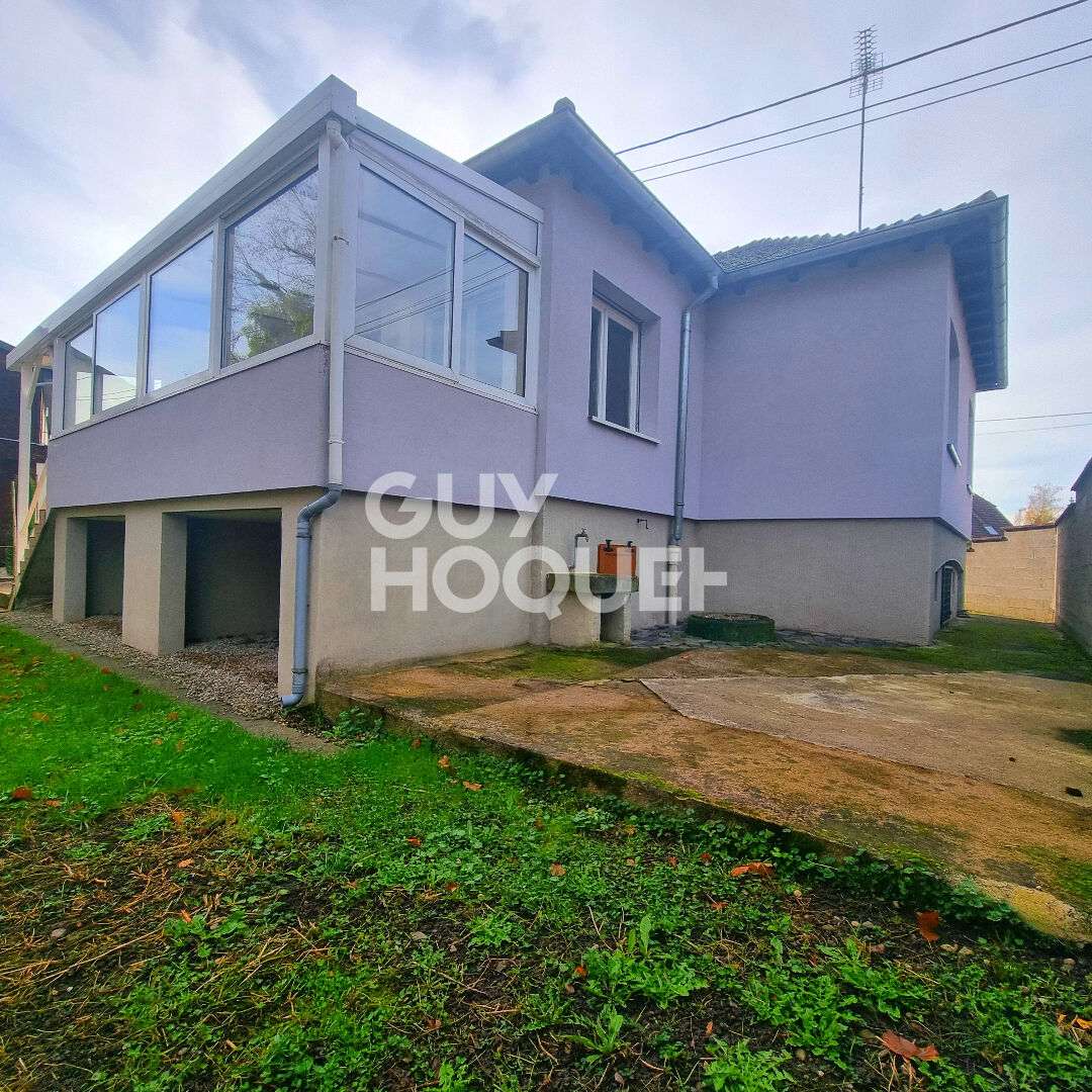 Maison de plain-pied sur-élevée par un sous-sol 125 m² sur 4,66 ares de terrain.