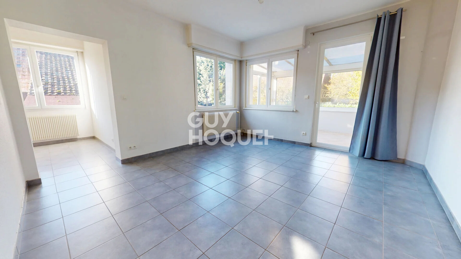 Maison de plain-pied sur-élevée par un sous-sol 125 m² sur 4,66 ares de terrain.