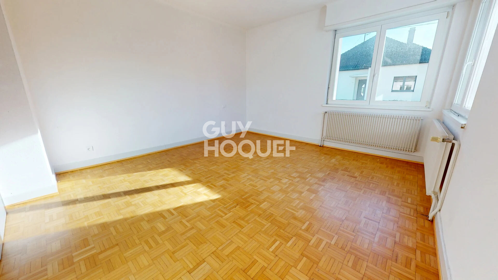 Maison de plain-pied sur-élevée par un sous-sol 125 m² sur 4,66 ares de terrain.