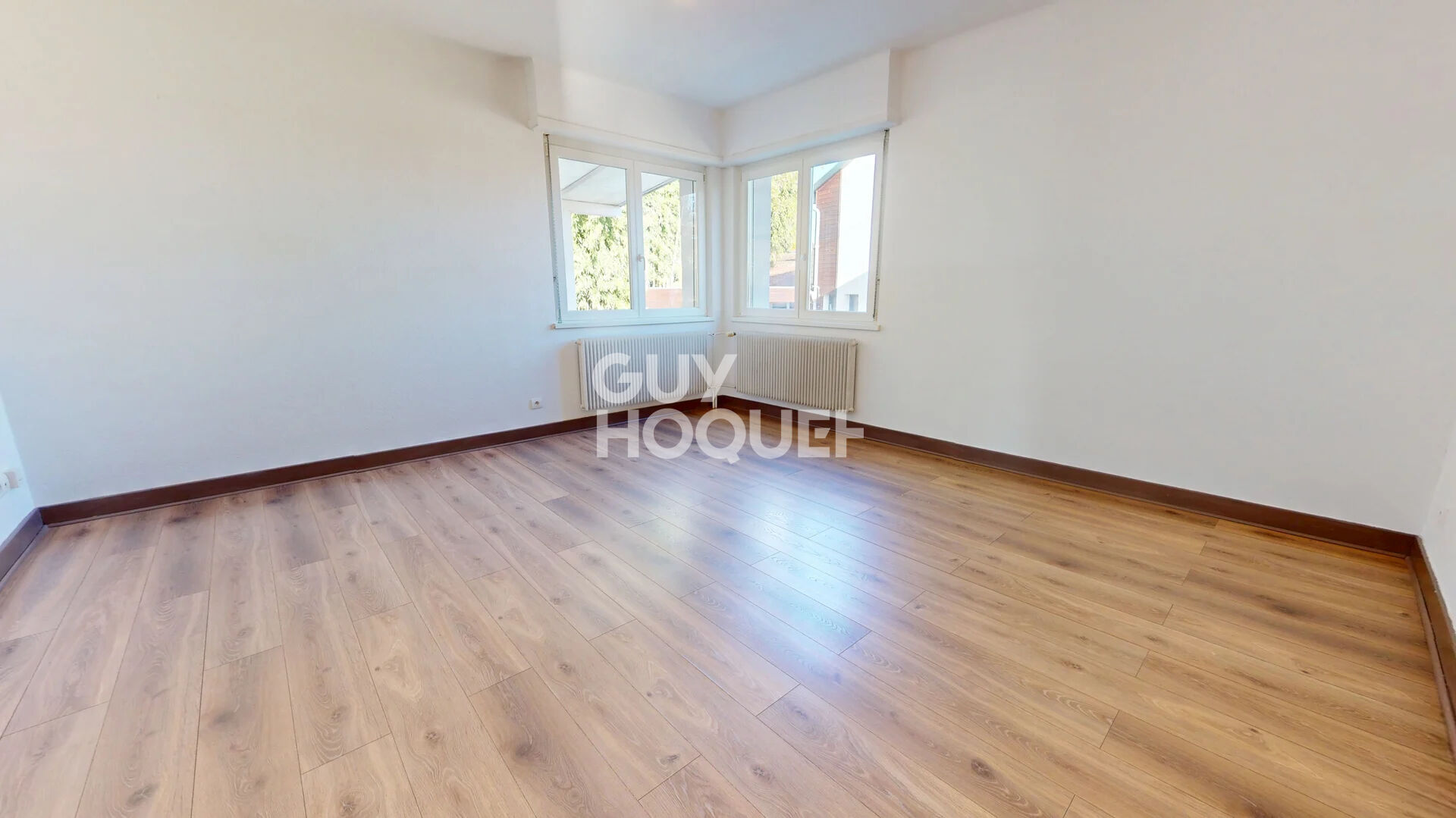 Maison de plain-pied sur-élevée par un sous-sol 125 m² sur 4,66 ares de terrain.