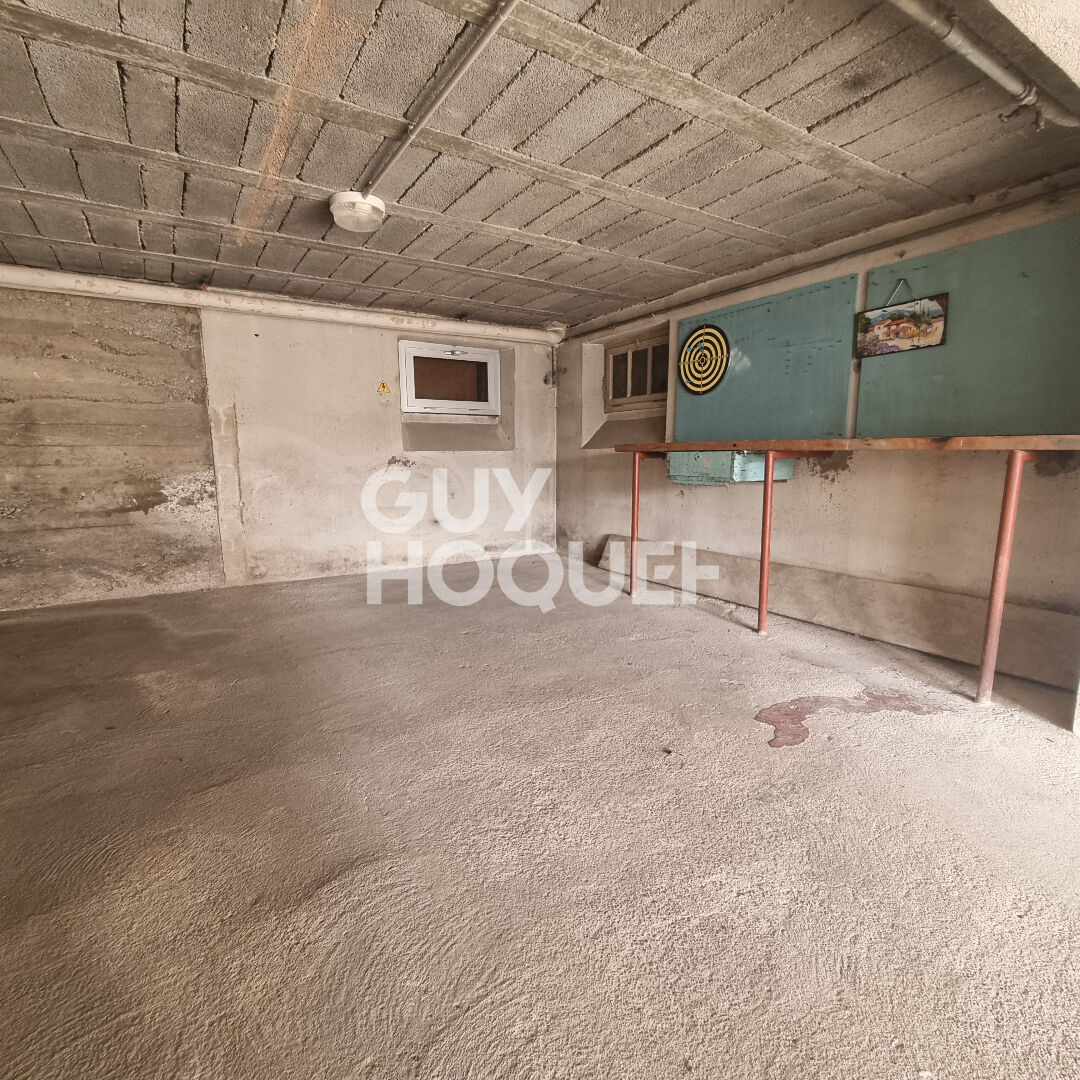 Maison de plain-pied sur-élevée par un sous-sol 125 m² sur 4,66 ares de terrain.