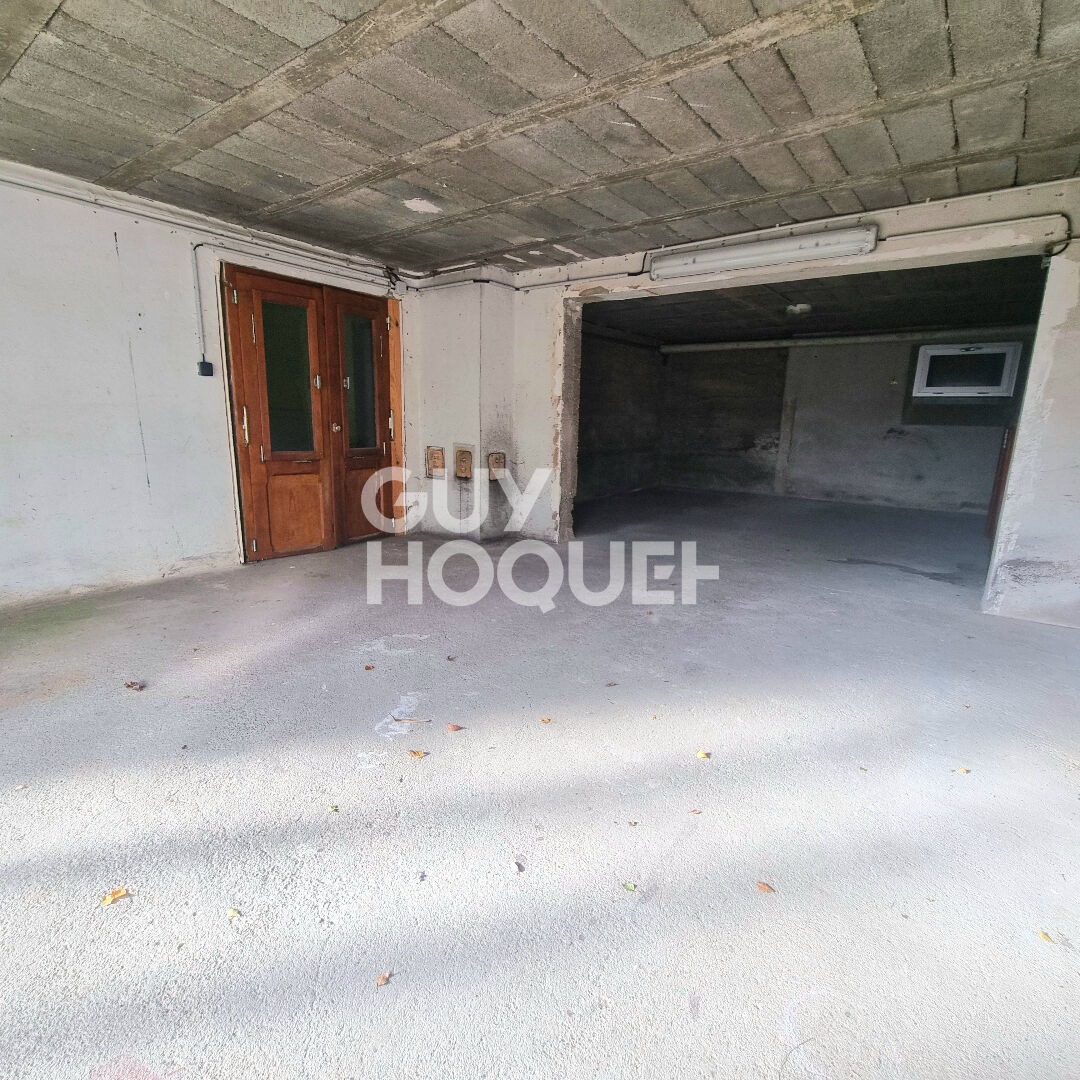 Maison de plain-pied sur-élevée par un sous-sol 125 m² sur 4,66 ares de terrain.