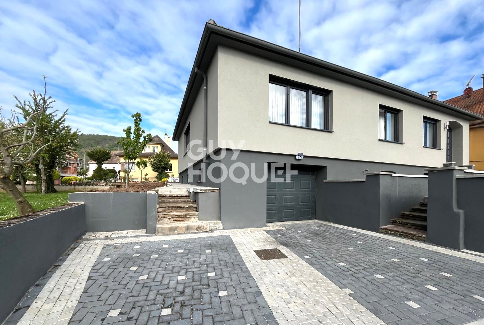 Maison de plain-pied rénovée à vendre  3 chambres  Stationnement 4 véhicules  Secteur calme