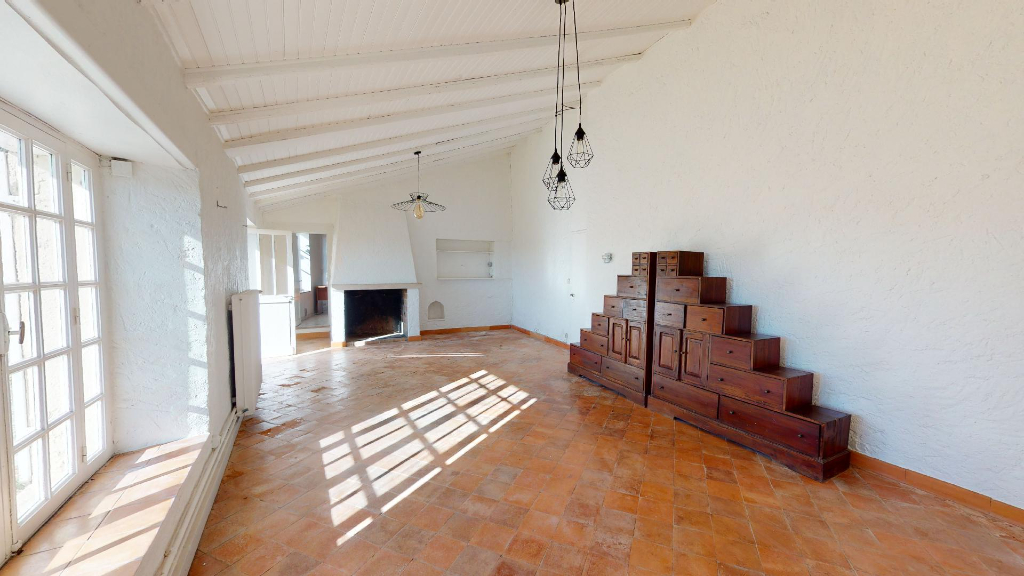 Maison adossée aux coteaux avec caves