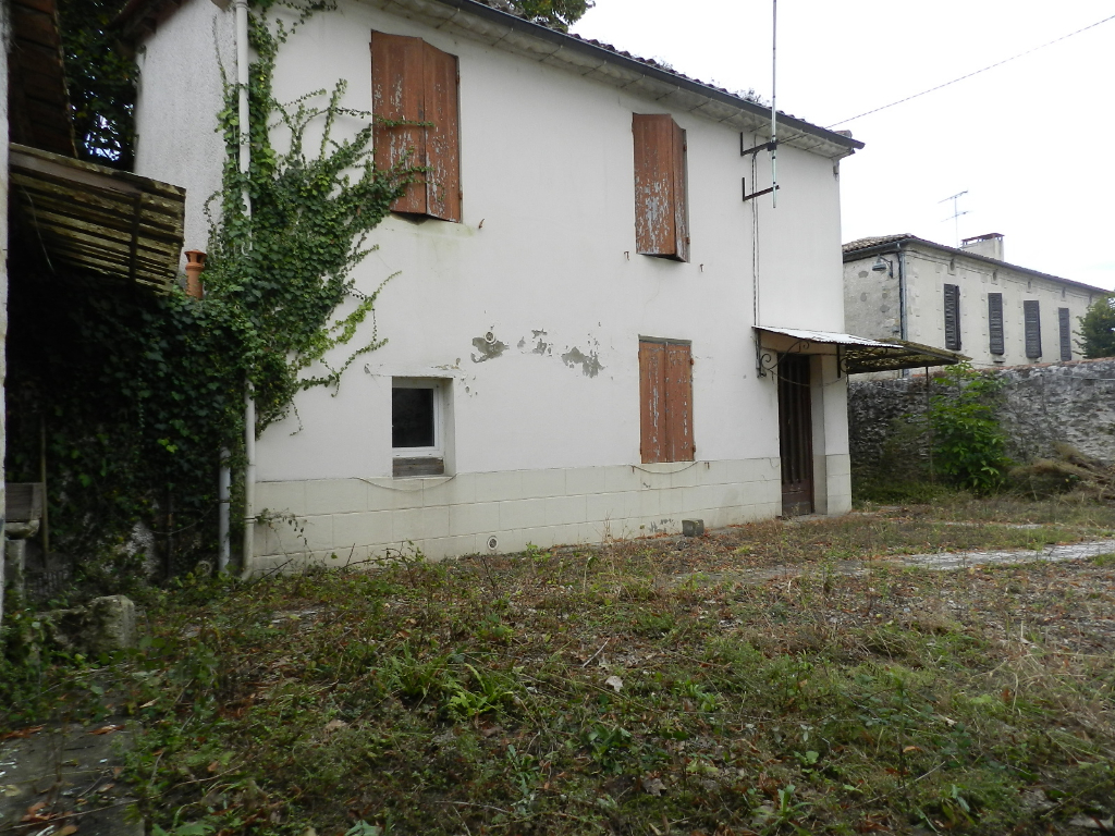 Maison de village avec Cour et dépendance