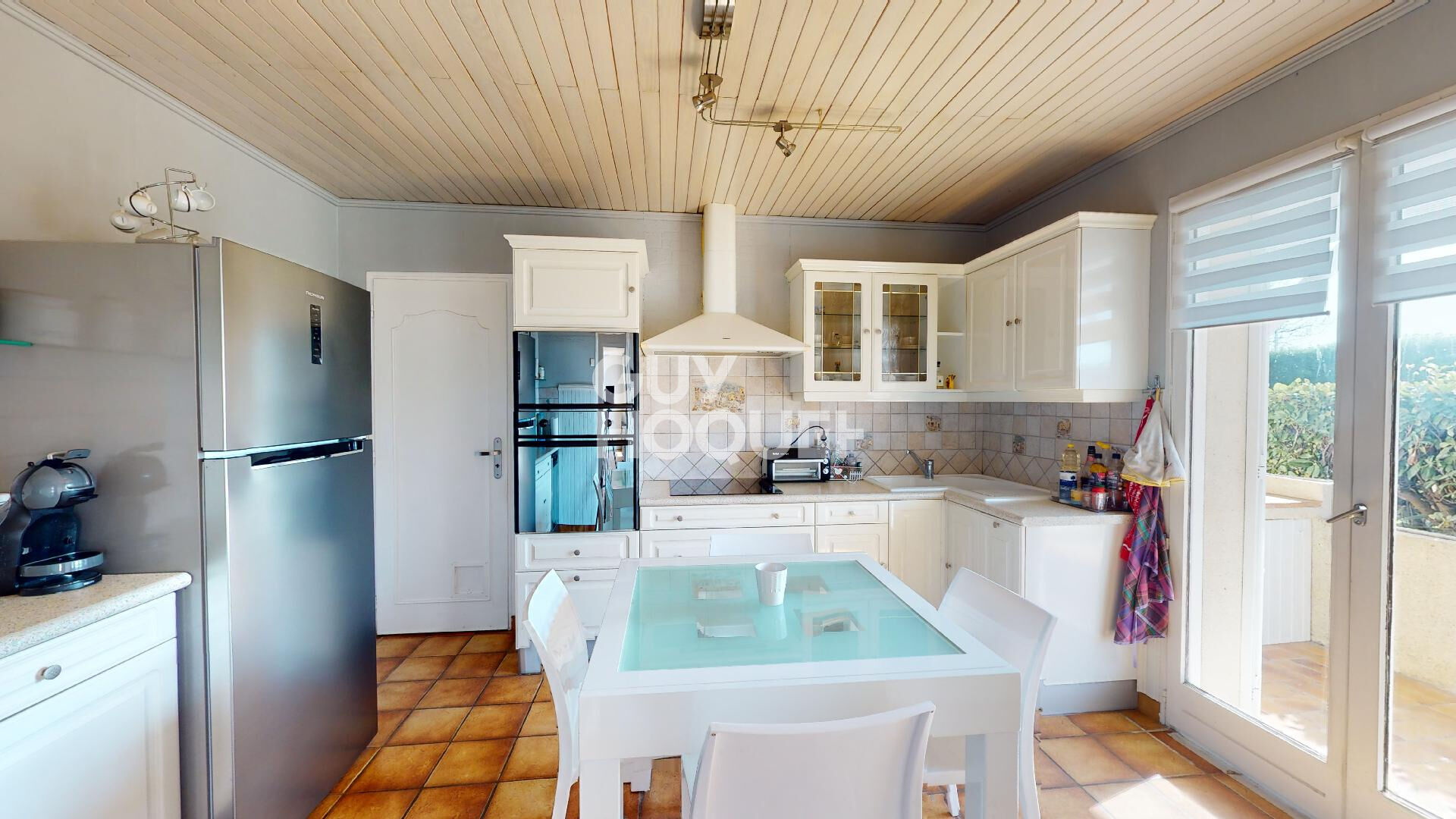 Maison avec garage et jardin, dans un environnement calme