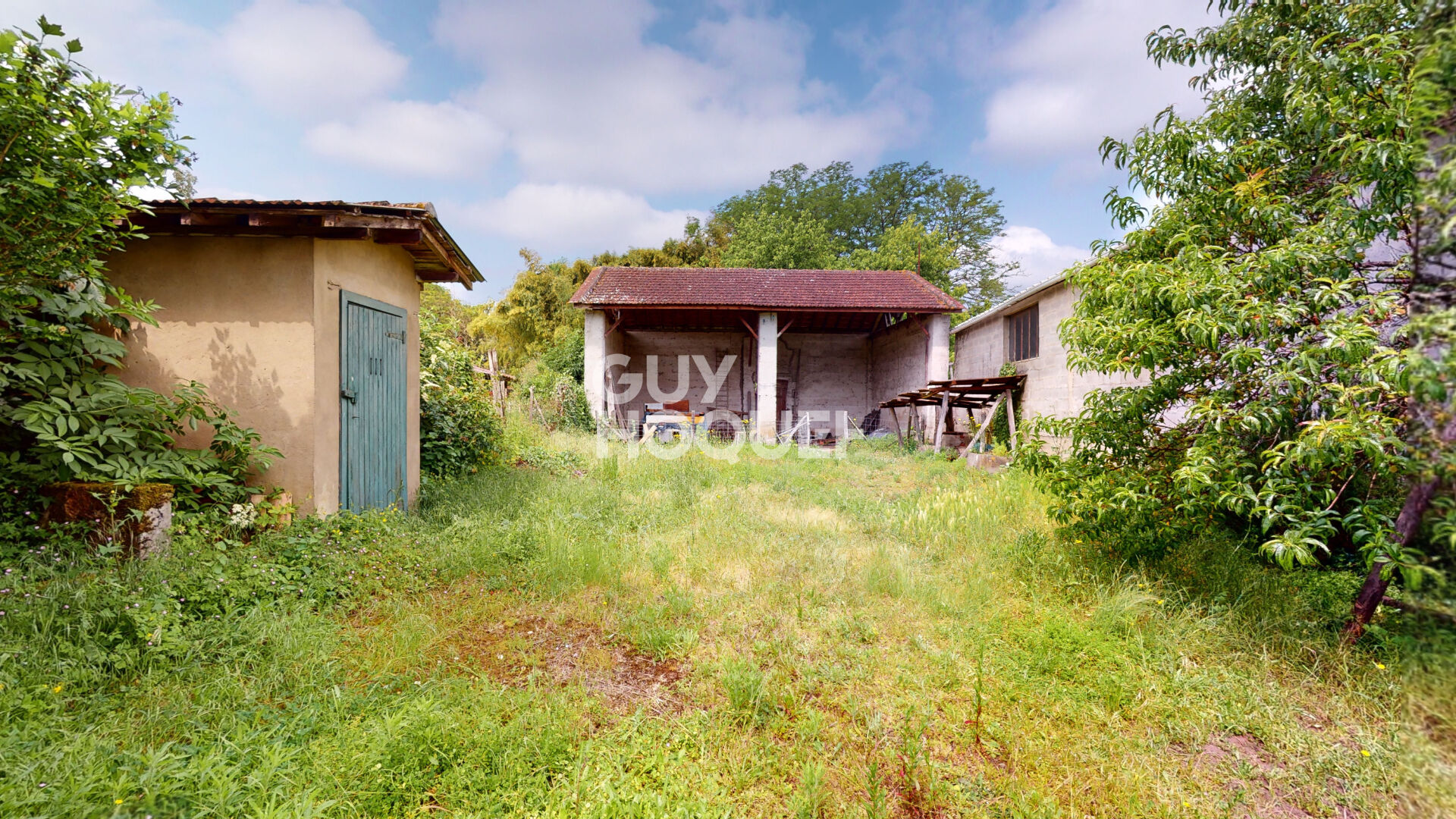 Proche PODENSAC  Hangar à transformer en habitation
