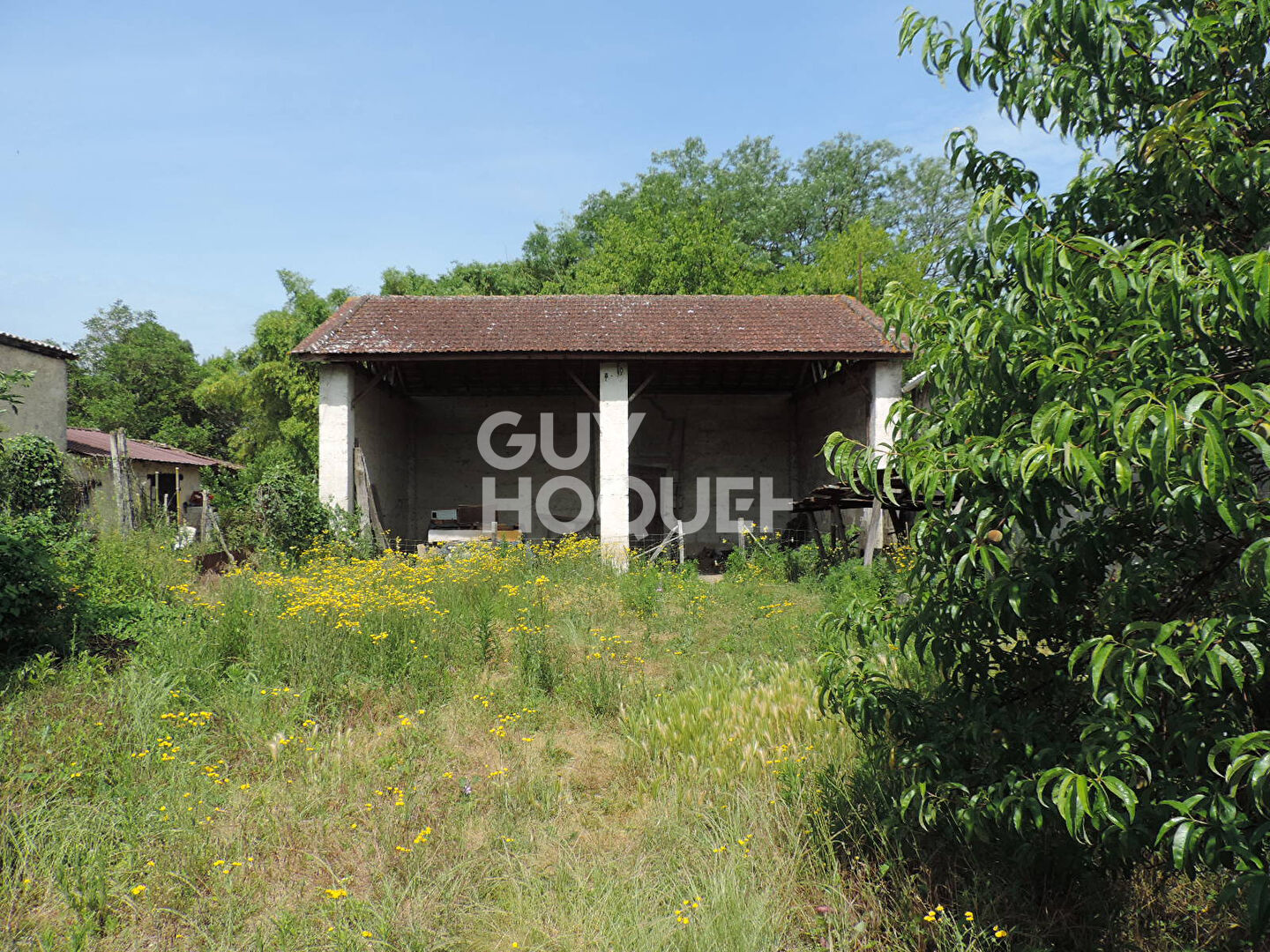Proche PODENSAC  Hangar à transformer en habitation