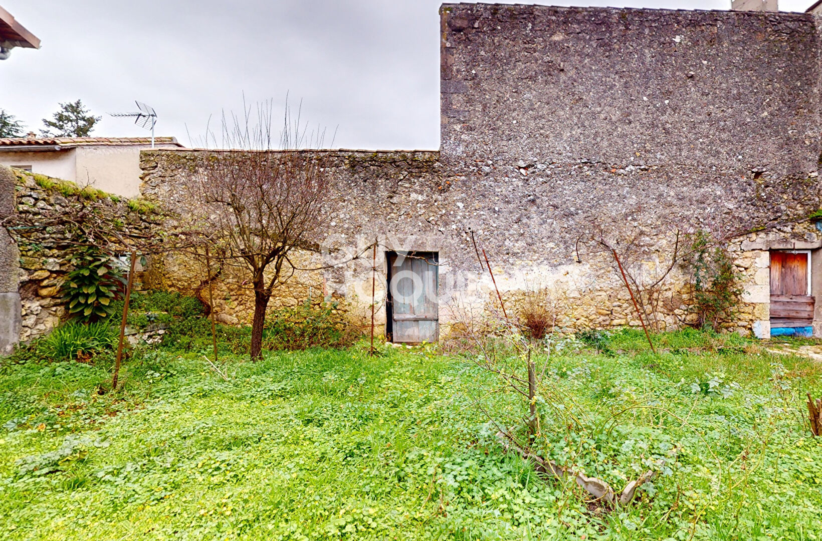 Dépendances à rénover avec jardin