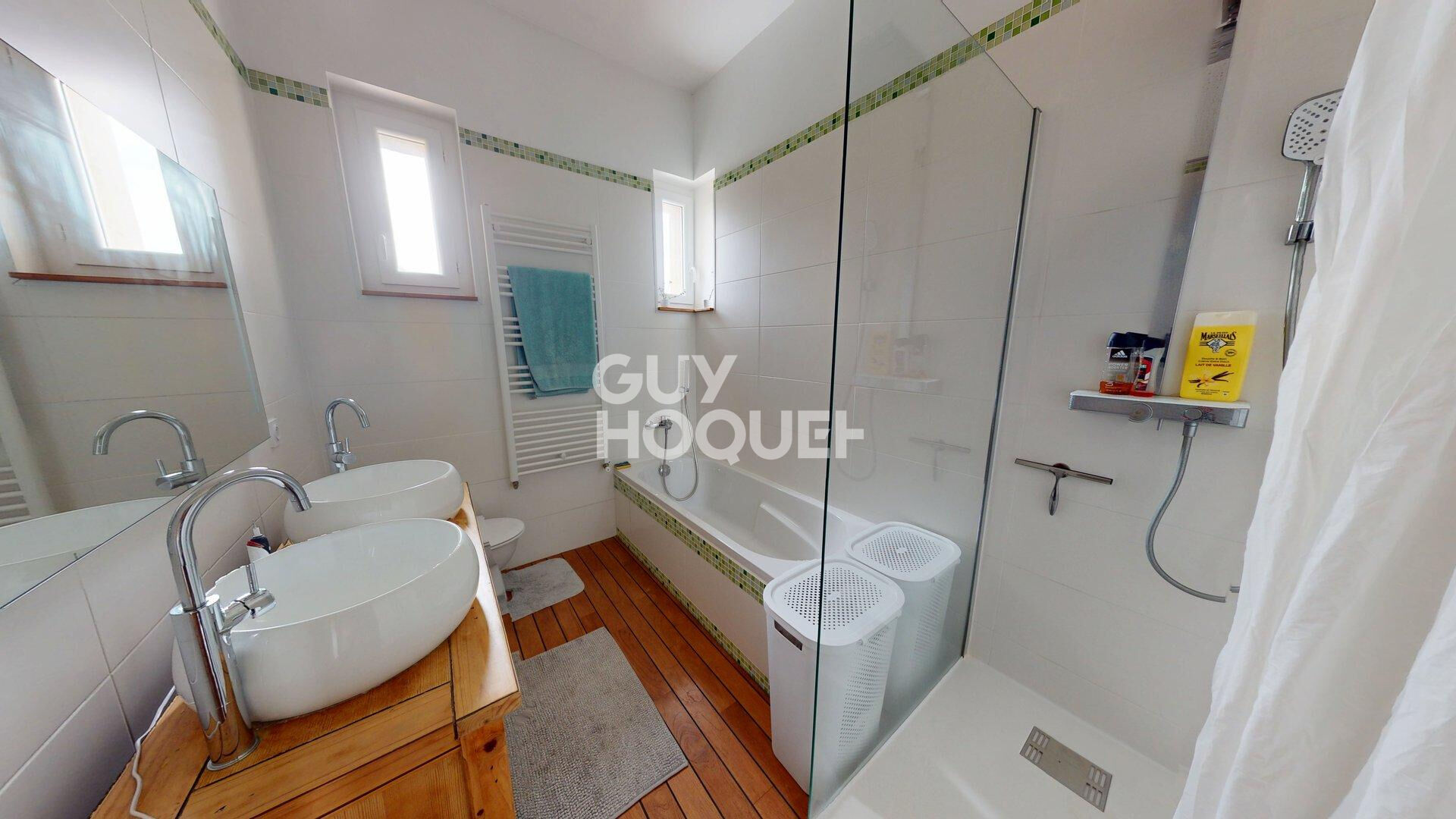 Maison spacieuse -7 pièces avec piscine