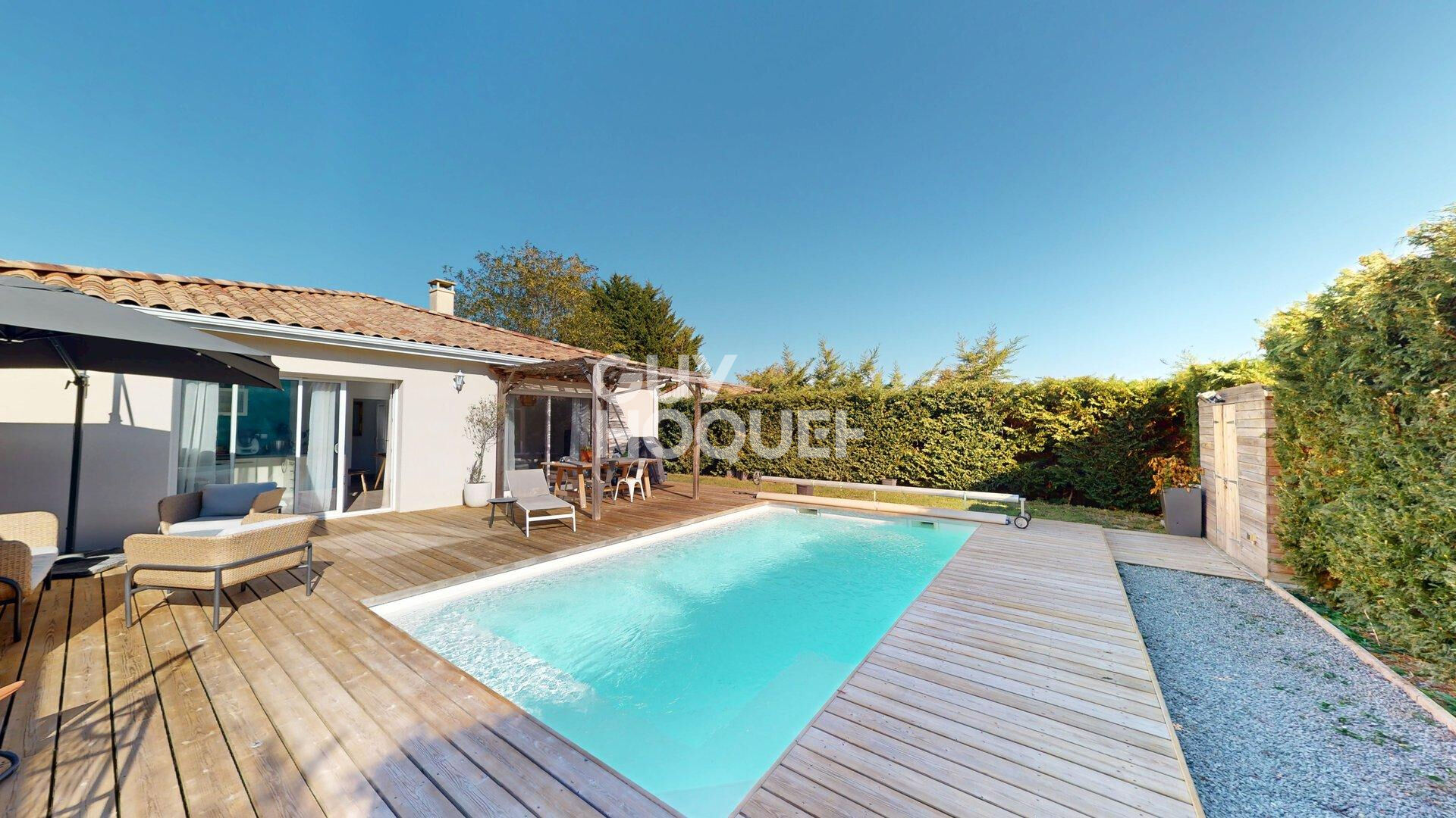 Maison récente de plain pied avec piscine chauffée.