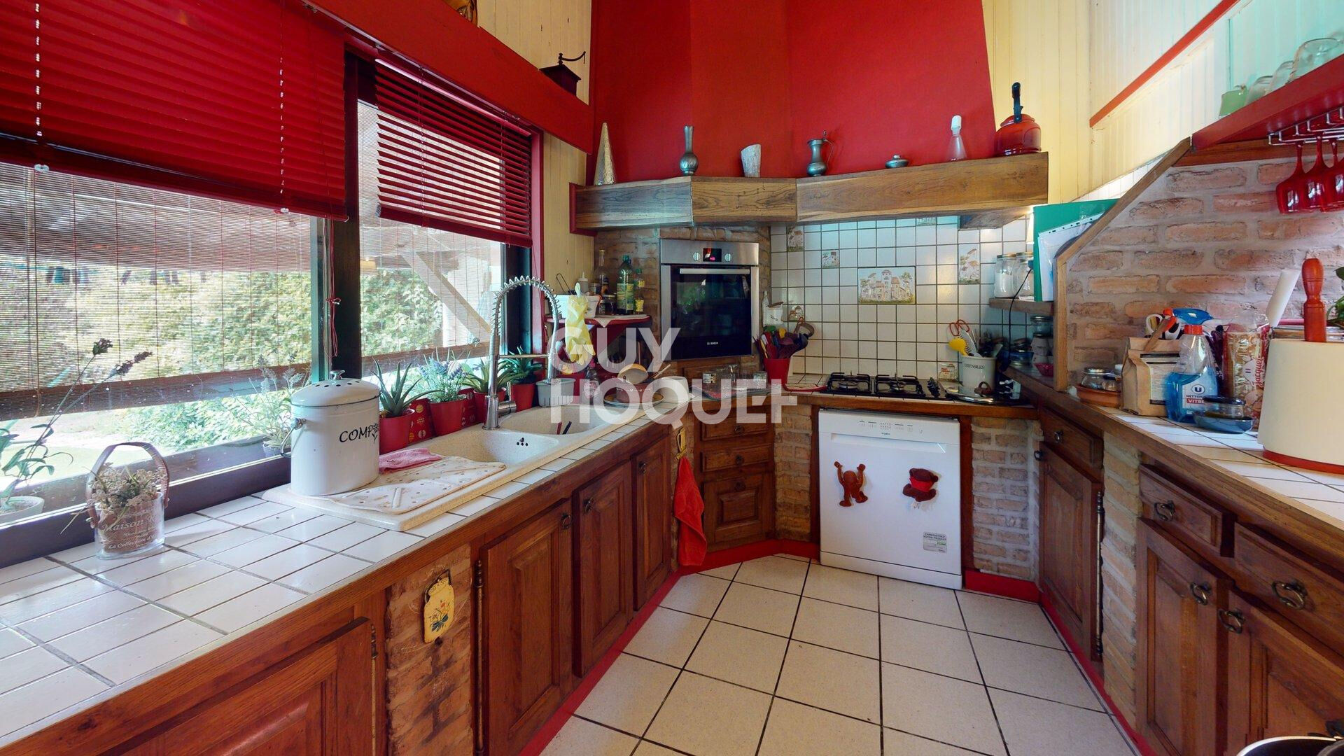 Maison spacieuse avec dépendances A VENDRE.