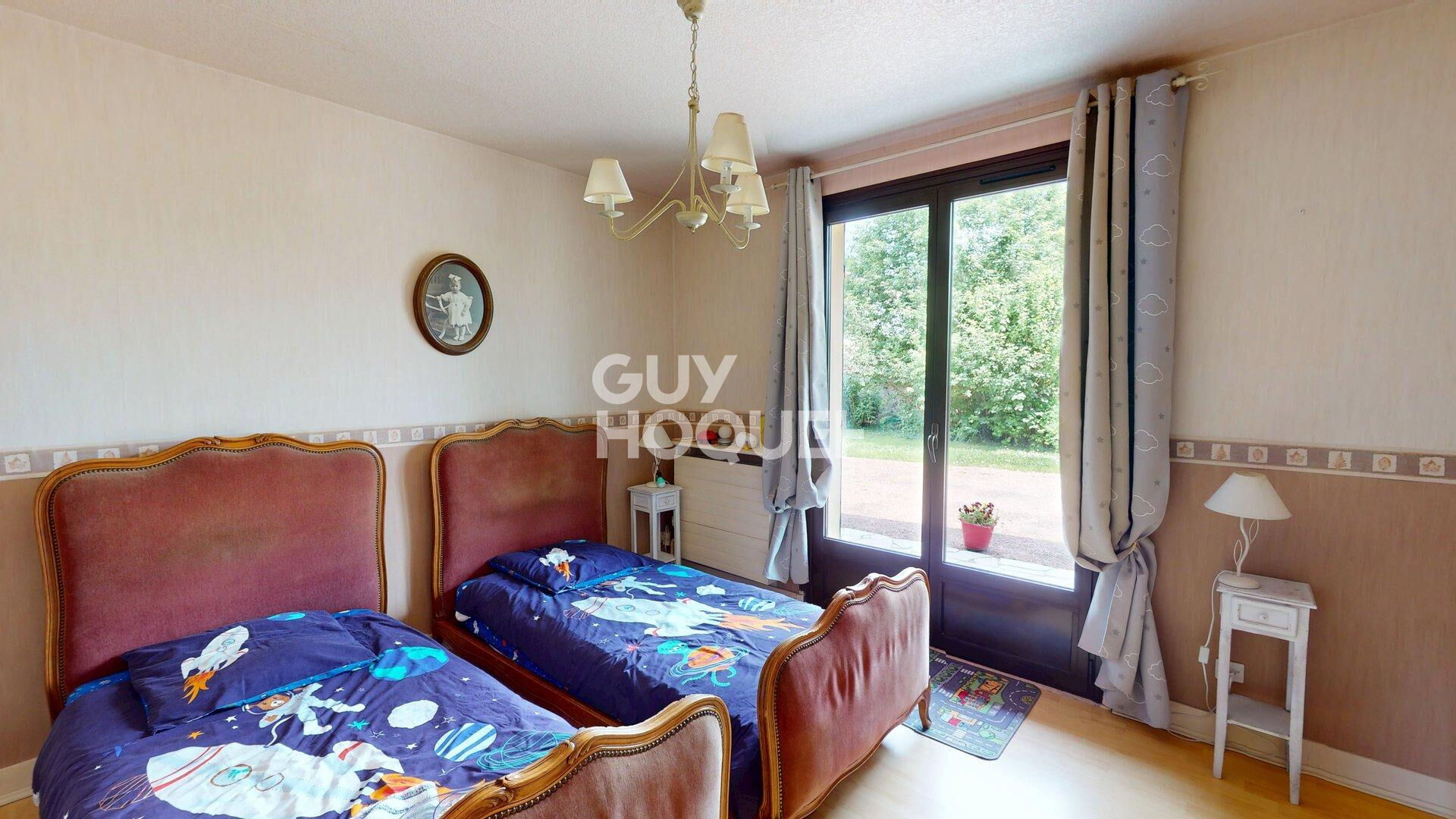 Maison spacieuse avec dépendances A VENDRE.