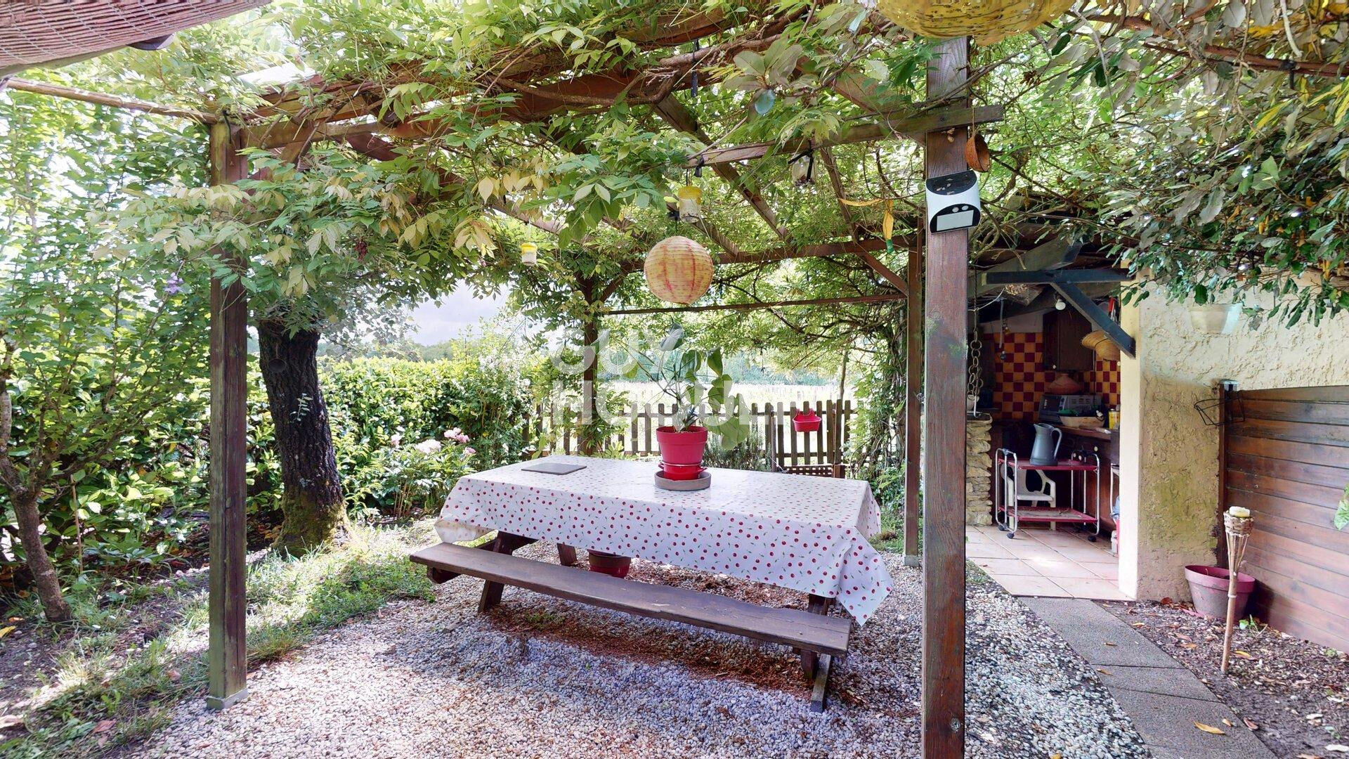 Maison spacieuse avec dépendances A VENDRE.