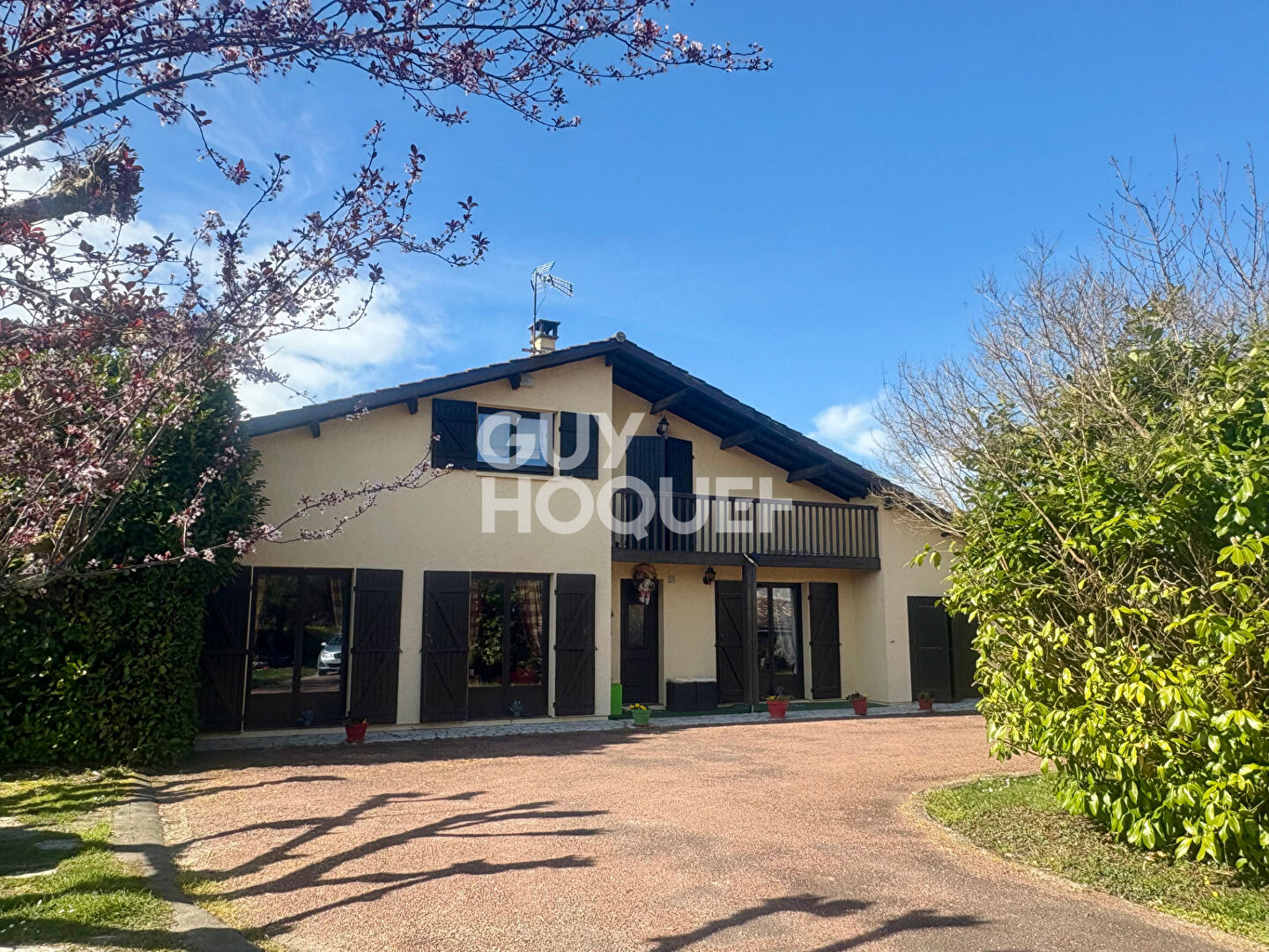 Maison spacieuse avec dépendances A VENDRE.