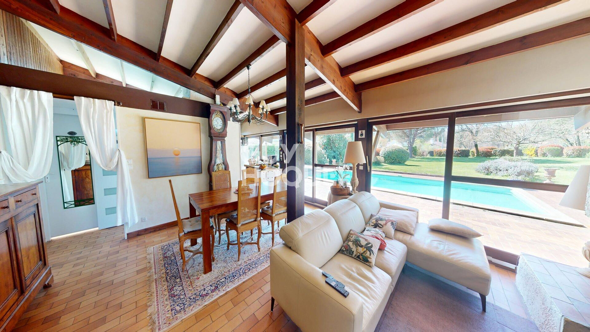 À Saint-Selve, cette Maison d'Architecte esprit bassin coche toutes les cases...