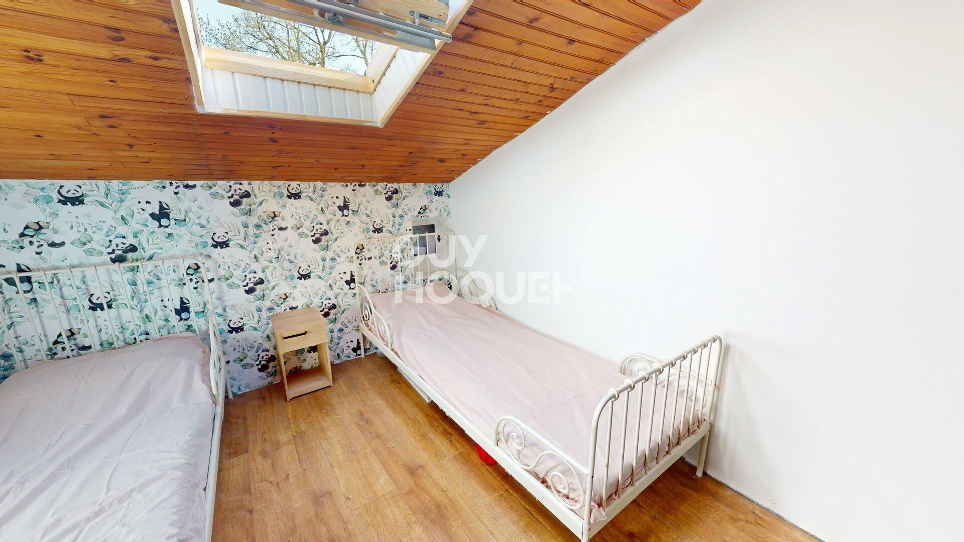 Maison en pierre avec jardin au calme