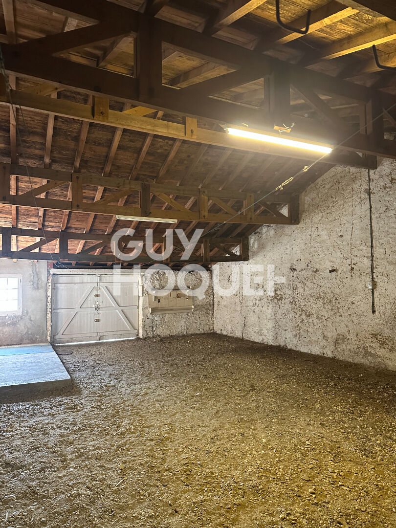 SAINT SELVE  Garage à transformer avec jardin