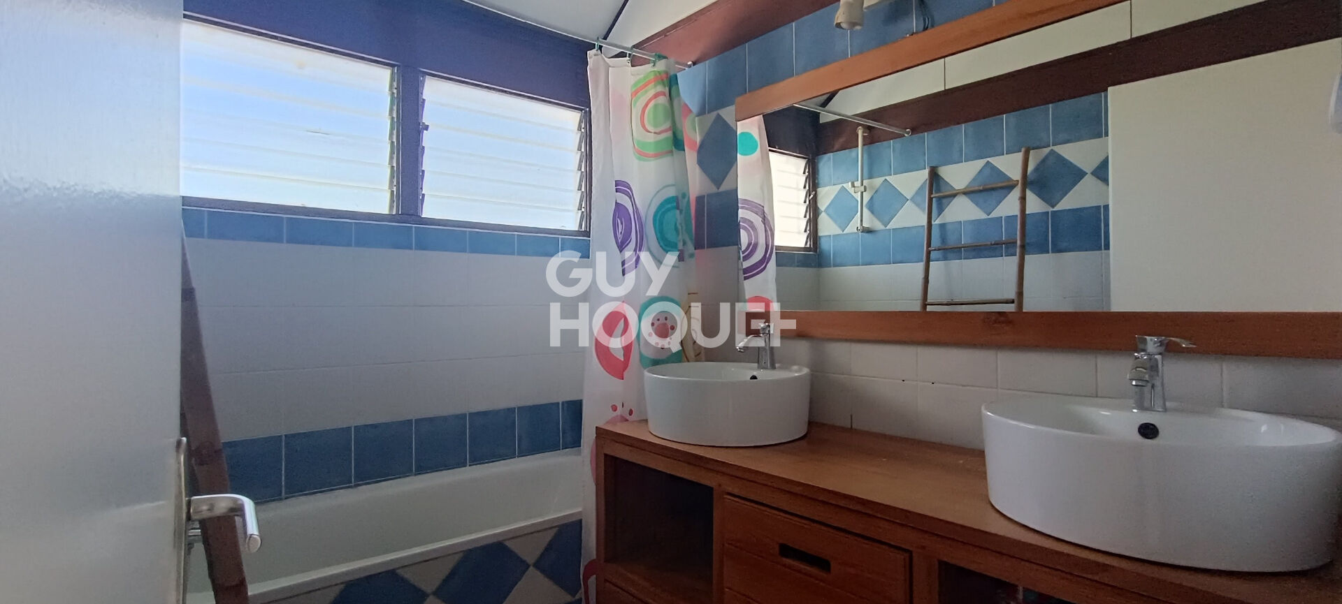 Maison d'exception nichée dans un écrin de verdure au Centre-ville de Saint-Pierre