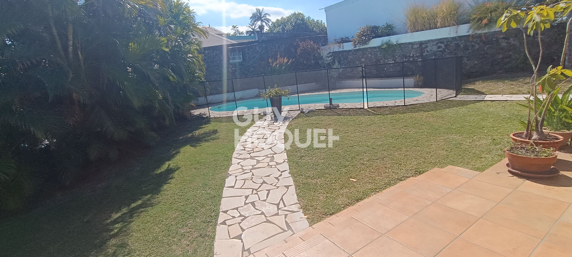 Maison d'exception nichée dans un écrin de verdure au Centre-ville de Saint-Pierre