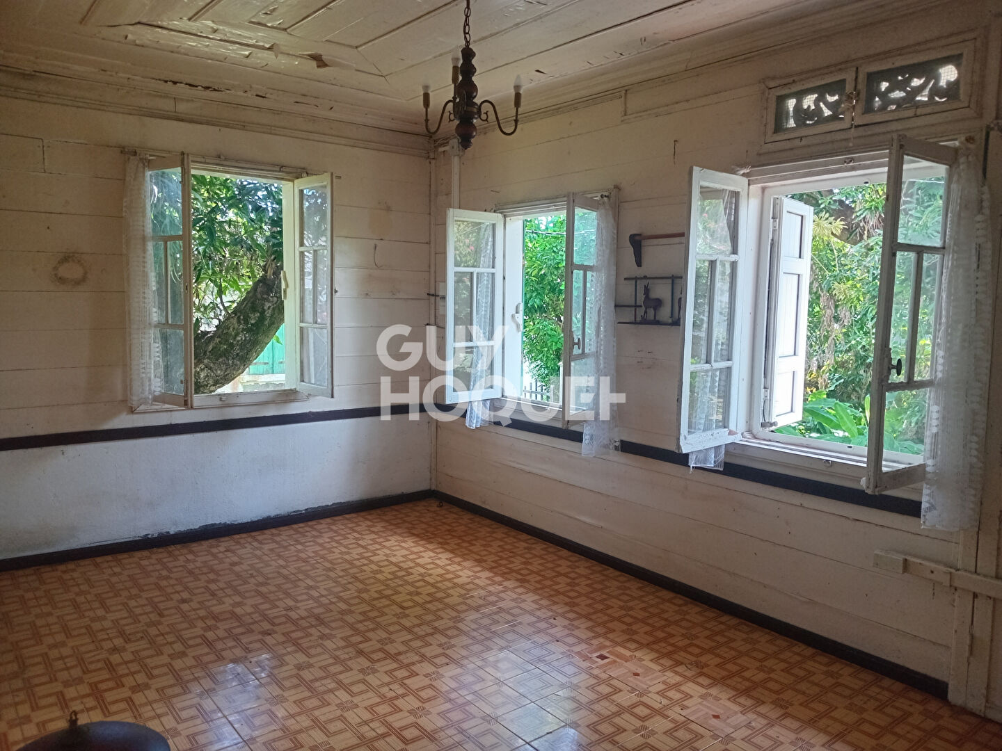 AU COEUR DE LA VILLE SUR UNE PARCELLE DE 1307 m² CONSTRUCTIBLE