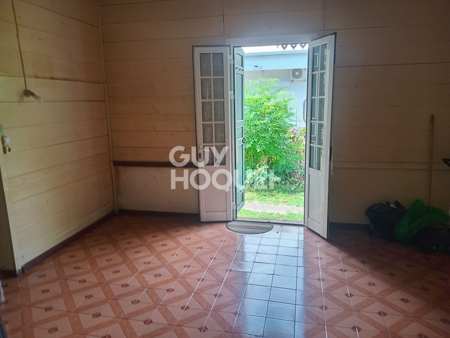 AU COEUR DE LA VILLE SUR UNE PARCELLE DE 1307 m² CONSTRUCTIBLE