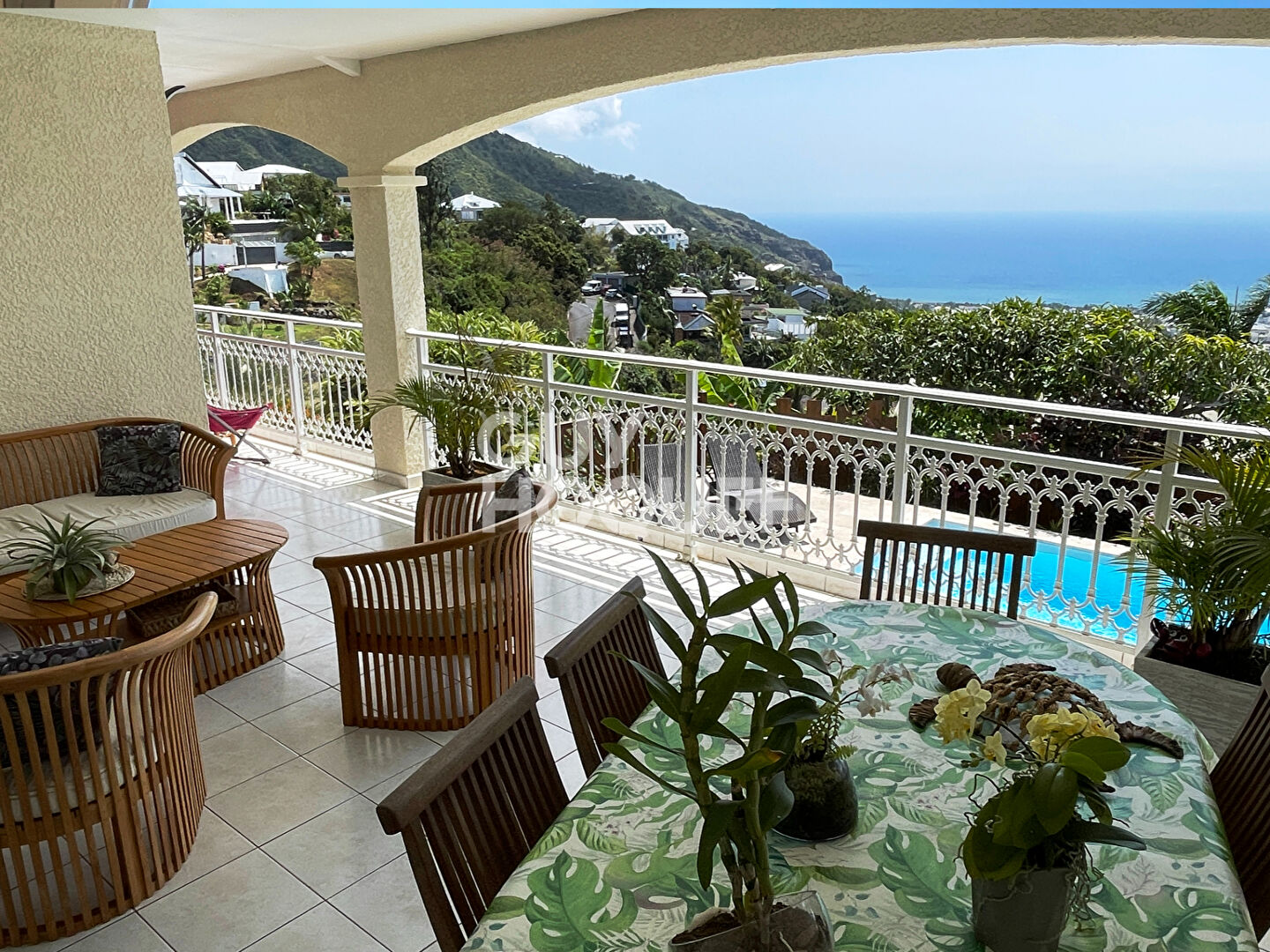 Maison ST DENIS - BELLEPIERRE - 5 pièce(s) 159 m2 sur 720m² de terrain- Vue mer panoramique