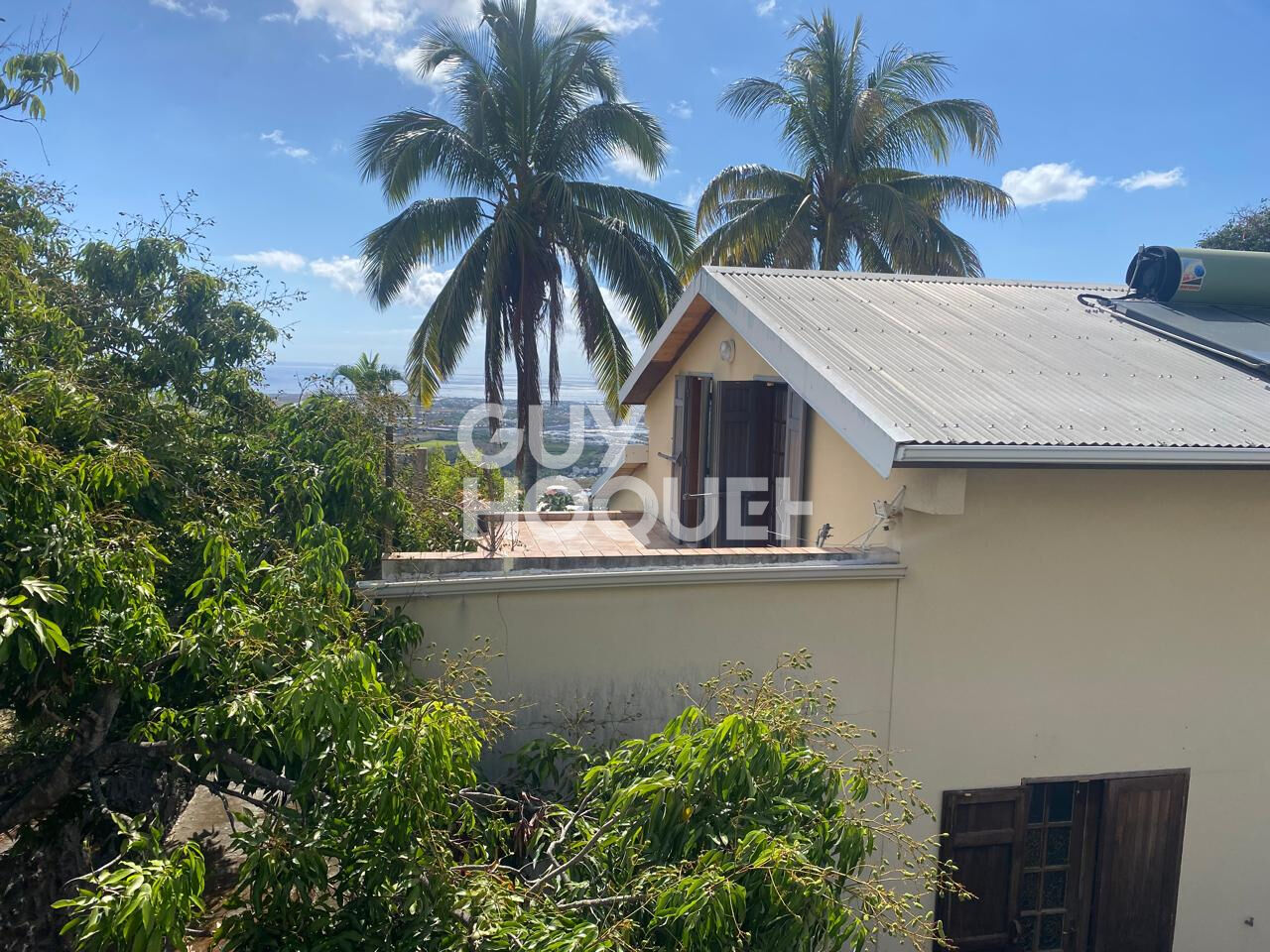 Havre de paix à mi-pente à La Possession, avec vue exceptionnelle sur le port et l'océan