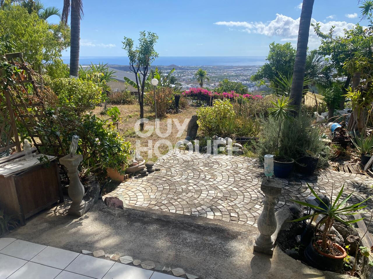 Havre de paix à mi-pente à La Possession, avec vue exceptionnelle sur le port et l'océan