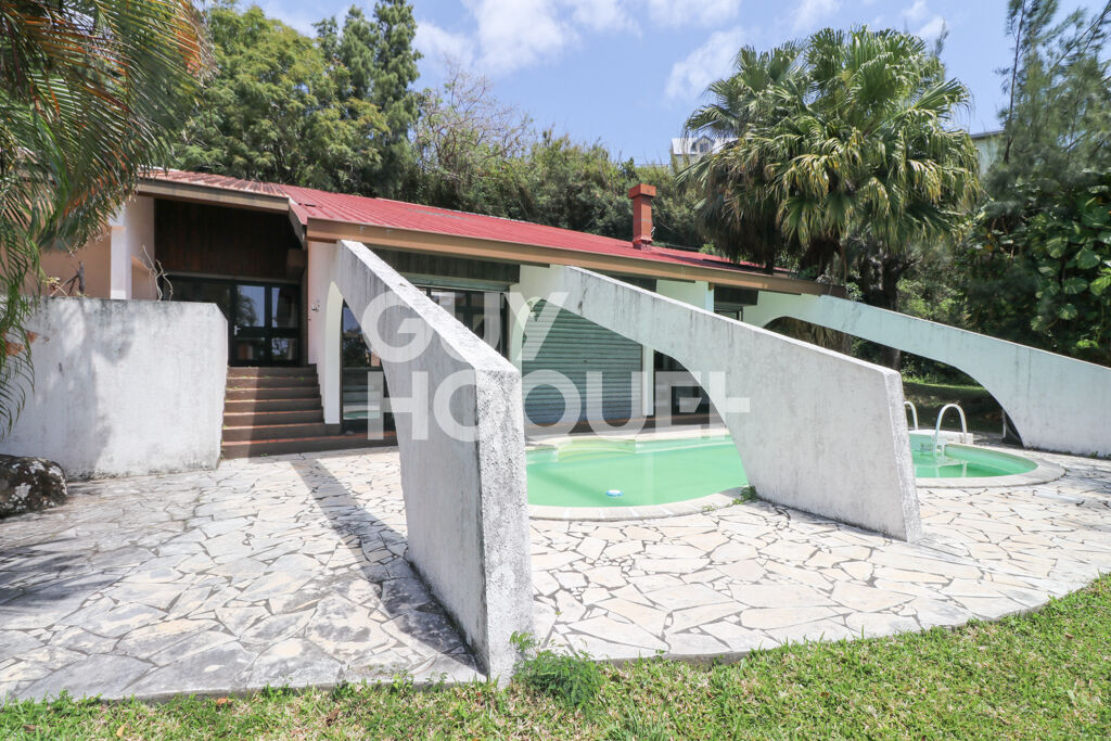 Bellepierre  Propriété de caractère à réinventer, vue mer