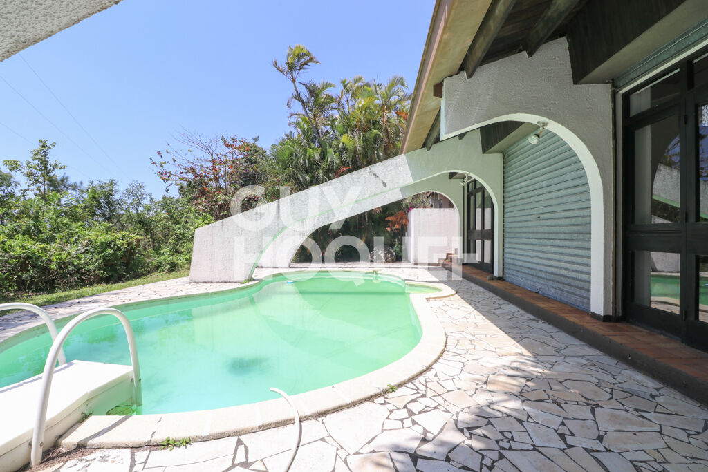 Bellepierre  Propriété de caractère à réinventer, vue mer