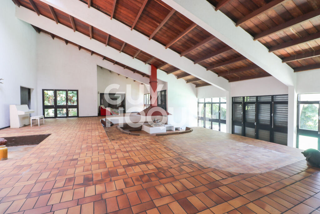 Bellepierre  Propriété de caractère à réinventer, vue mer