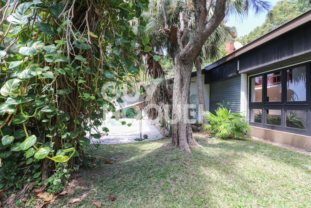 Bellepierre  Propriété de caractère à réinventer, vue mer