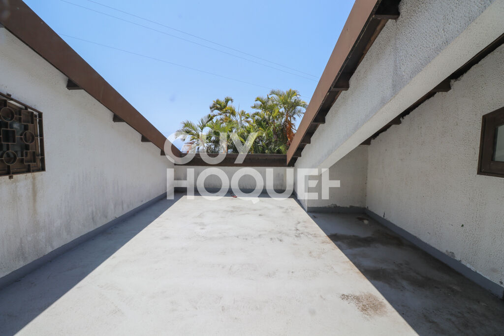 Bellepierre  Propriété de caractère à réinventer, vue mer