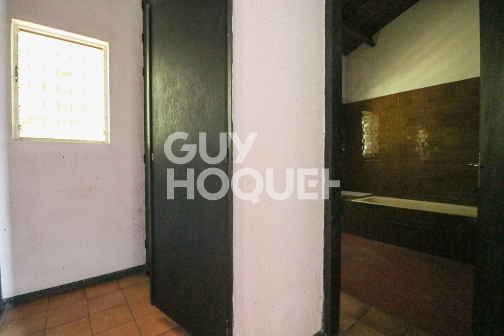 Bellepierre  Propriété de caractère à réinventer, vue mer