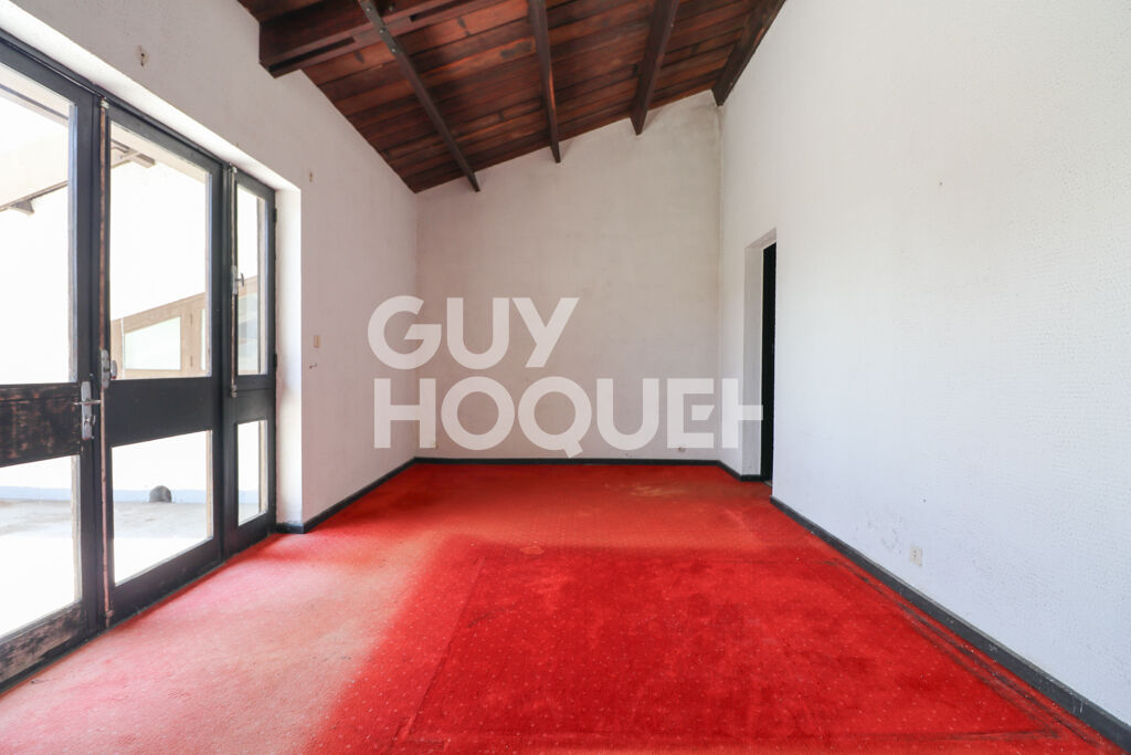 Bellepierre  Propriété de caractère à réinventer, vue mer