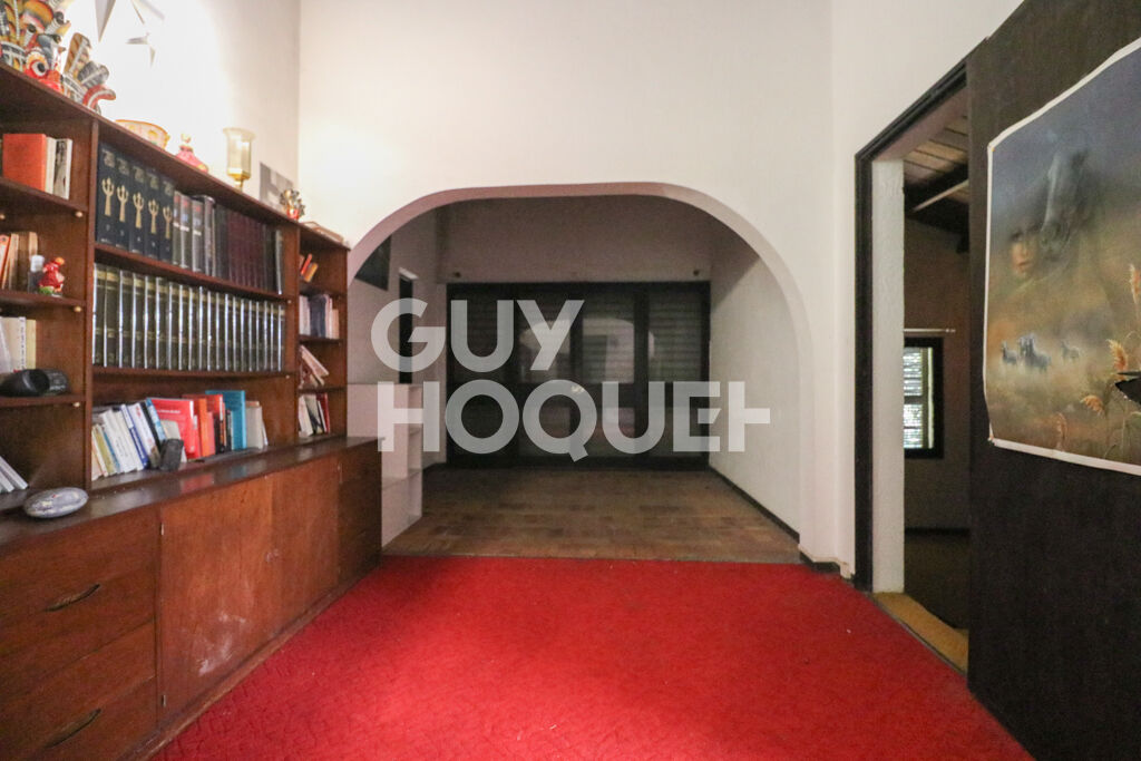 Bellepierre  Propriété de caractère à réinventer, vue mer