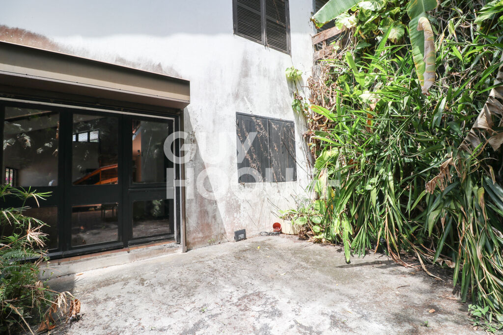 Bellepierre  Propriété de caractère à réinventer, vue mer