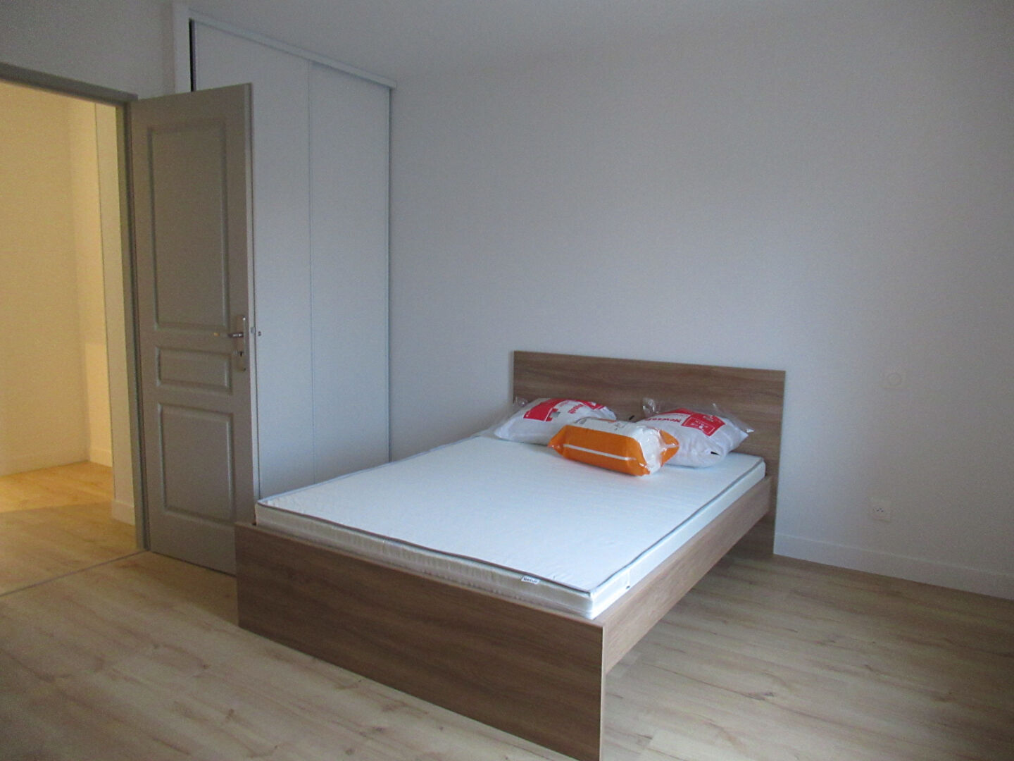 Photo MEUBLE ETUDIANTS MAISON T3 COURS PARKING image 3/4
