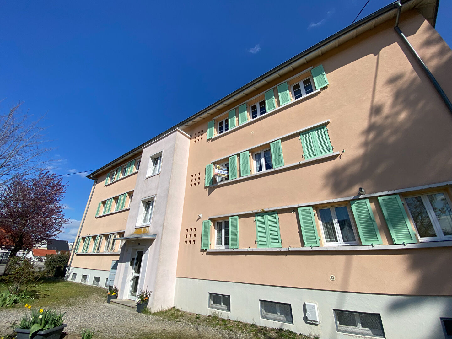 VENTE d'un appartement de 4 pièces (77.37 m²)  avec garage et cave