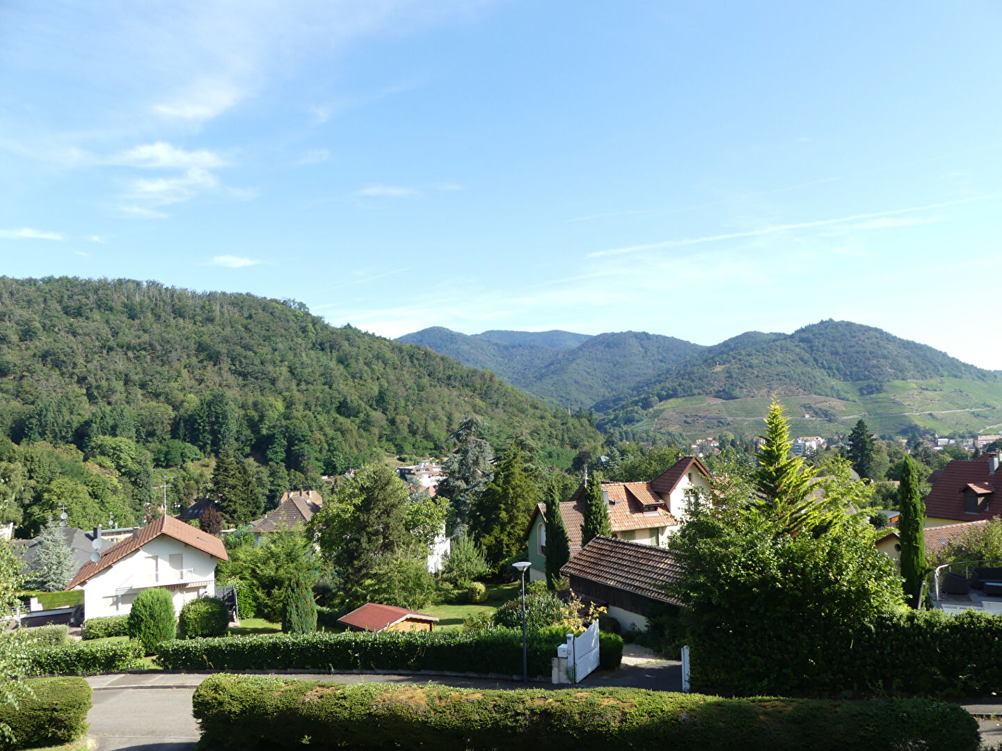 Photo Maison avec vue sur les montagnes image 2/6